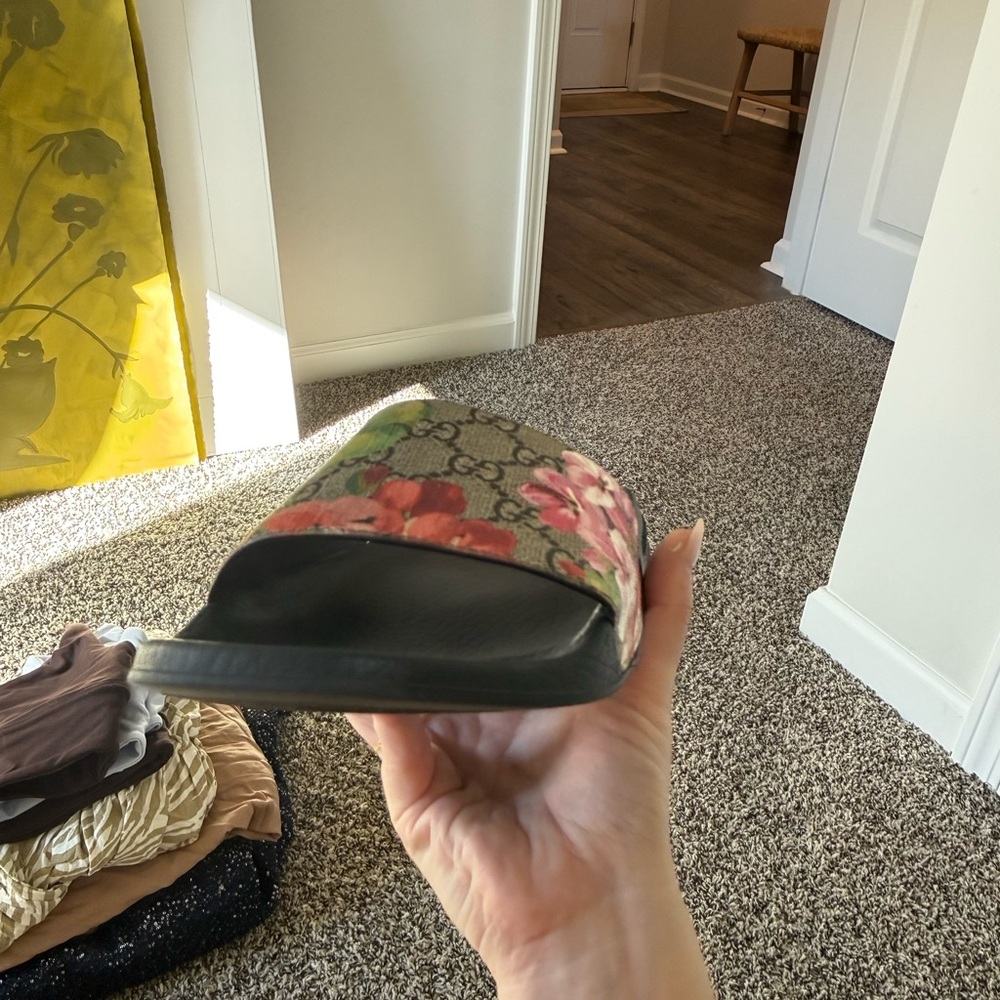 Gucci Women's Black and Pink Floral Sandals - Picture 5 of 7